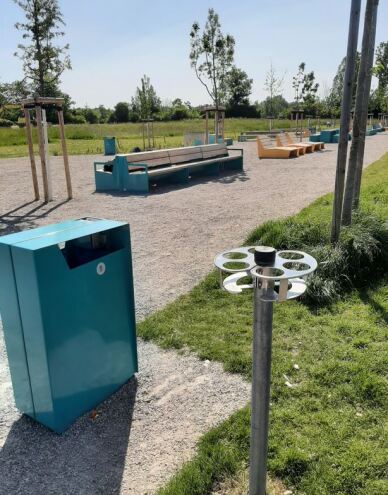 Bürgerpark Abfallbehälter am Hauptweg Eingang Spielplatz