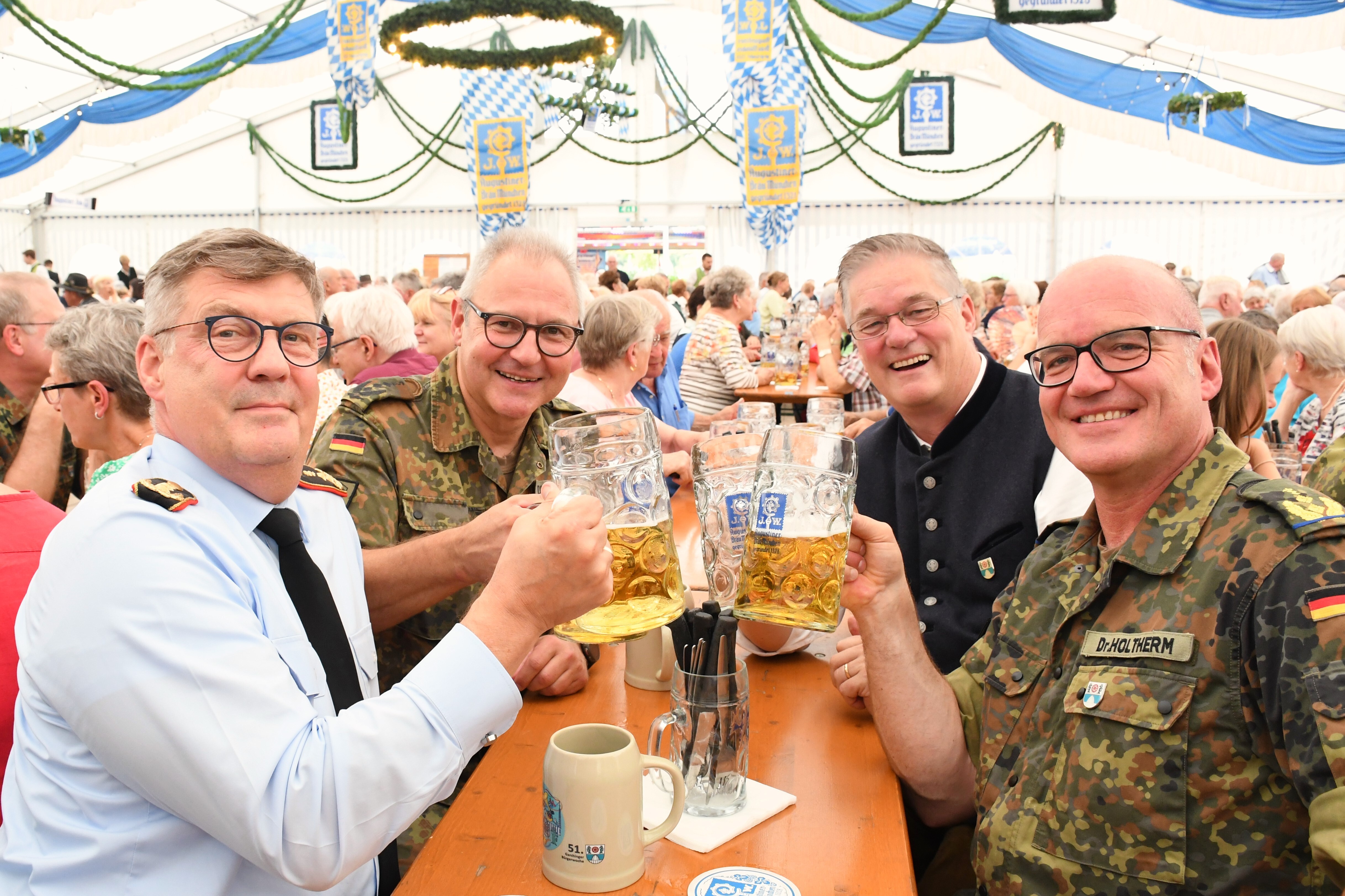 Patenschaftsurkunde der Bundeswehr im Rahmen des Seniorennachmittags feierlich übergeben (Bild)